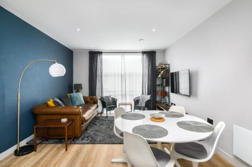 Stylish 2 Bed Apartment Jewellery Quarter - image 4
