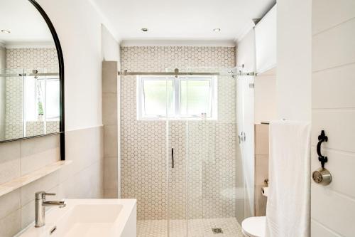Chic 2bed in Camps Bay w Sea Views Bayview Rise - image 13