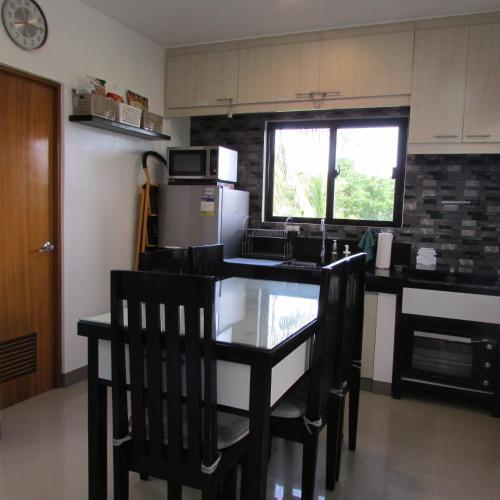 Casa Devino - Spacious 76 SQM 2BR Loft Retreat in Tagaytay - Pool - Free WIFI NETFLIX PARKING PET Stay - located on 3rd Floor, Tagaytay (foto 6)