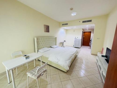 Mahenti - Cosy lake view apartment, Dubai