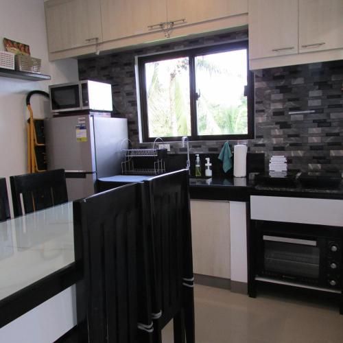 Casa Devino - Spacious 76 SQM 2BR Loft Retreat in Tagaytay - Pool - Free WIFI NETFLIX PARKING PET Stay - located on 3rd Floor, Tagaytay (foto 7)