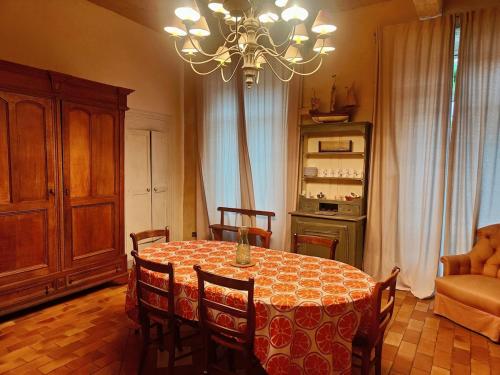 Petite maison en pierre gîte à louer Aulas