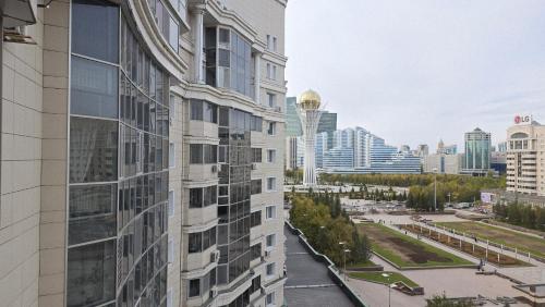 251 ТОП ЛОКАЦИЯ для НЕКУРЯЩИХ 8 спальных мест 3х комн кв с 3мя кроватями раскладным диваном с шикарным видом на Байтерек
