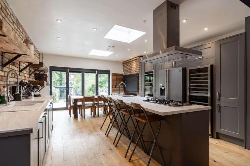 Spacious 5 Bedroom Home with Garden in Tooting