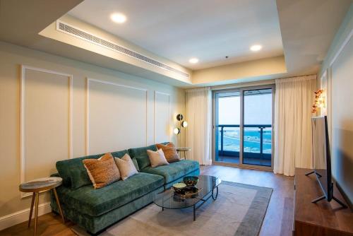 Stylish 2BR Balcony Palm Jumeirah Views, Dubái