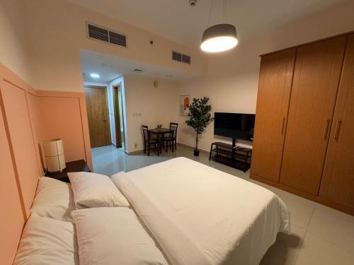 Mahenti - Lakeside C · High floor with Lake & Pool view