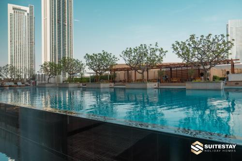 Piscina, Fashion Avenue Dubai mall- by Suitestay Holiday Homes in Dubái