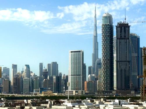 Mahenti- Chic 1BR with Burj & Downtown View, Dubaj