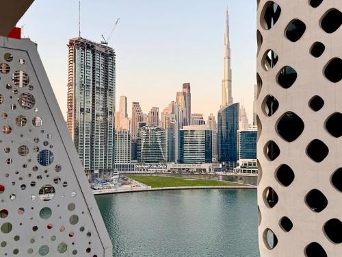 Mahenti - Millennium Binghatti · Elegant 1BR | Burj & Canal View