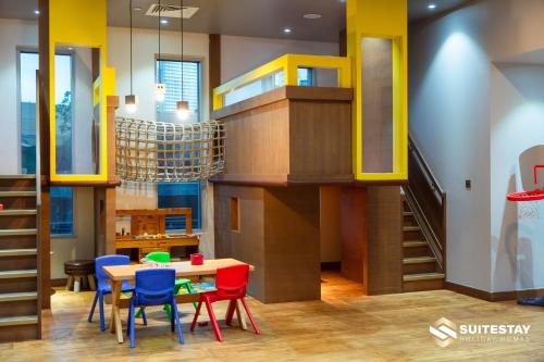 Instalaciones recreativas, Fashion Avenue Dubai mall- by Suitestay Holiday Homes in Dubái