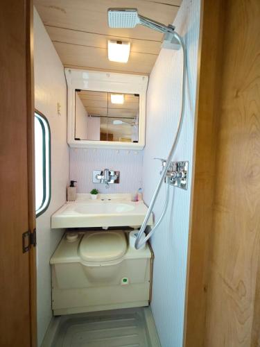 Fürdőszoba, Guitard Caravan Club - Caravane romantique et insolite in Bouglon