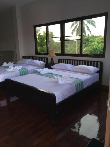 4 twin beds