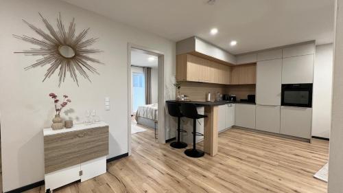 keuken, Stilvolle & ruhige Ferienwohnung mit Terrasse & Garten in Petershagen