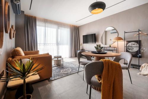 Seaview Apartment in Complex Iron Code