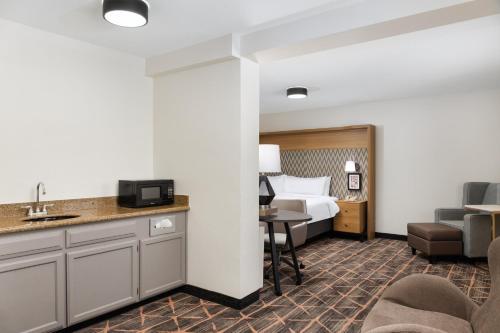 Holiday Inn Redding an IHG Hotel - image 28