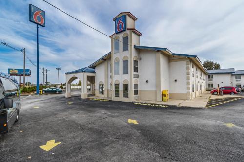 Motel 6-Urbana IL - image 10