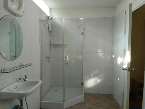 2 bedrooms, 5 beds