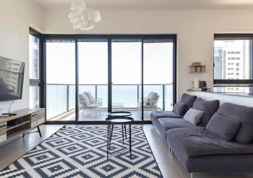 Luxury Apt Tower l Sea View Bat Yam l Mamad – khách sạn tại Bat Yam