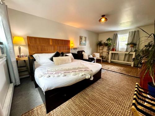 . NookSide Nest 1 bedroom Upstairs suite King, Kitchenette, Parking