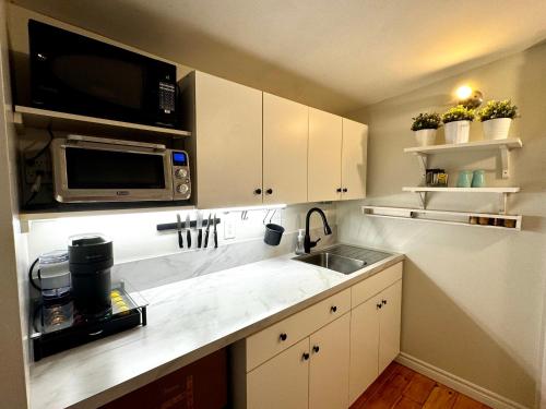 บริการและสิ่งอำนวยความสะดวก, NookSide Nest 1 bedroom Upstairs suite King, Queen, Kitchenette, Parking in คาร์ลตัน เพลซ (ออนตาริโอ)