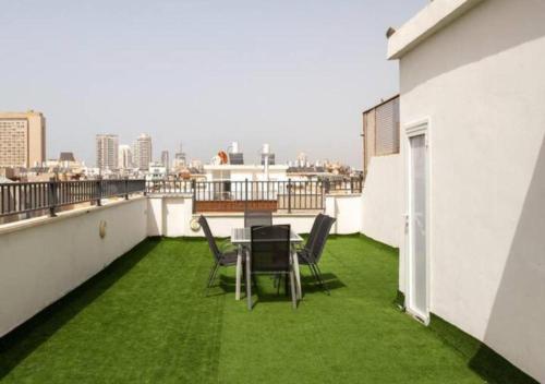 O&O Group - Bright 2BR Rooftop Walk to Beach in 바트 얌