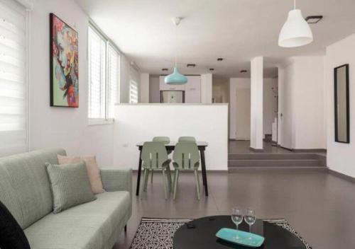 O&O Group - Bright 2BR Rooftop Walk to Beach in 바트 얌