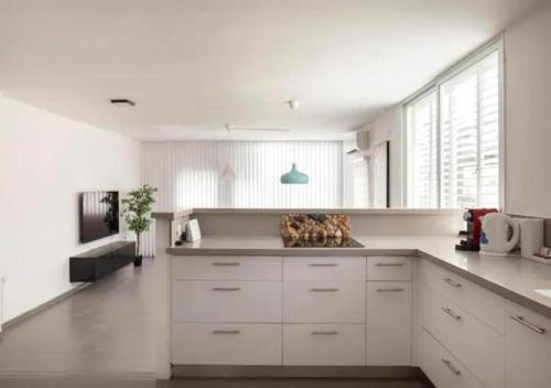 O&O Group - Bright 2BR Rooftop Walk to Beach in 바트 얌