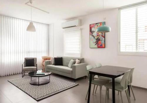 O&O Group - Bright 2BR Rooftop Walk to Beach in 바트 얌
