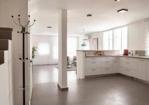 O&O Group - Bright 2BR Rooftop Walk to Beach in 바트 얌