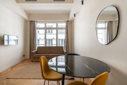 Bright and Cozy Duplex for 4 near Bastille