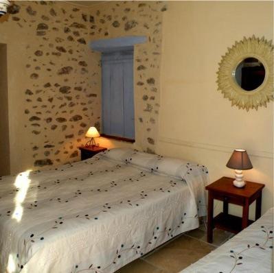 1 queen bed, 1 twin bed
