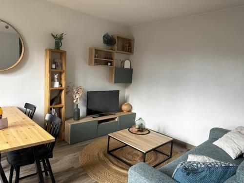 Art de Recevoir - Douce Escapade à Lyon 8 - Appartement Lumineux avec Terrasse & Climatisation - Location saisonnière - Lyon