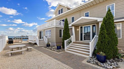 Relax At This 6 Bedroom 3 Bath Bay Front In Surf City in Surf City, USA