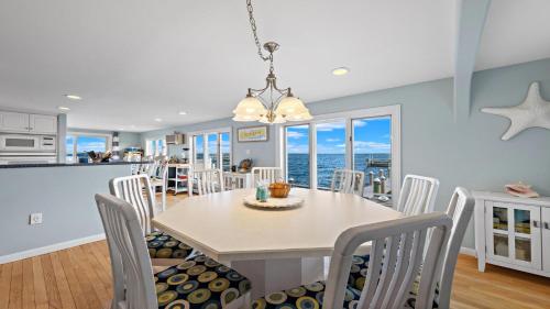 Relax At This 6 Bedroom 3 Bath Bay Front In Surf City in Surf City, USA