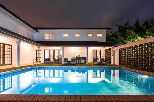 Waterfront Villa with Pool and Dock – khách sạn tại Coral Gables