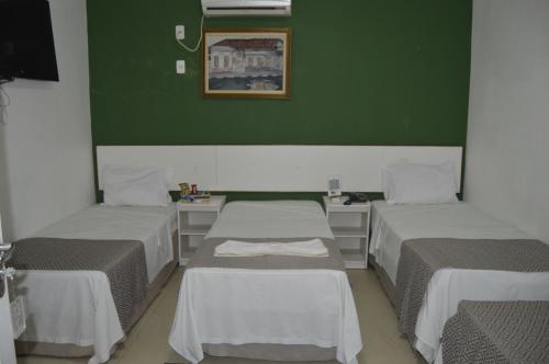3 twin beds