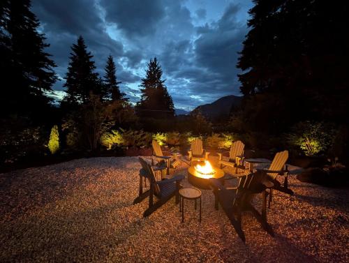 Newly Renovated Shuswap Lake Cabin Multi-Family Retreat Sleeps 12 in Blind Bay (BC)