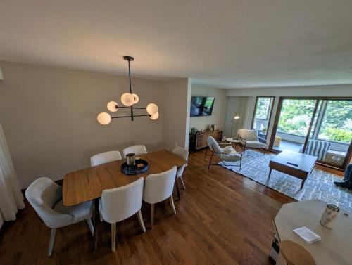Newly Renovated Shuswap Lake Cabin Multi-Family Retreat Sleeps 12 in Blind Bay (BC)