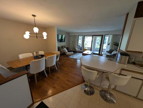 Newly Renovated Shuswap Lake Cabin Multi-Family Retreat Sleeps 12 in Blind Bay (BC)