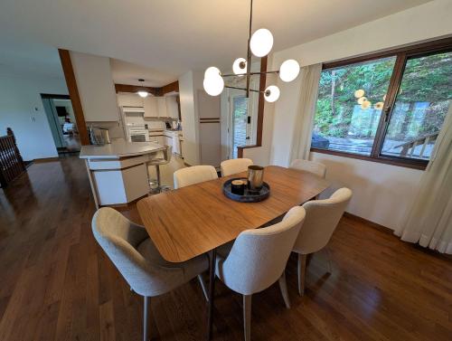 Newly Renovated Shuswap Lake Cabin Multi-Family Retreat Sleeps 12 in Blind Bay (BC)