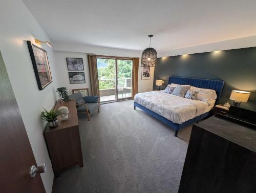 Newly Renovated Shuswap Lake Cabin Multi-Family Retreat Sleeps 12 in Blind Bay (BC)