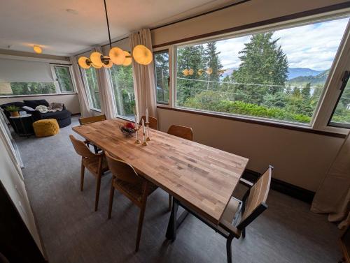 Newly Renovated Shuswap Lake Cabin Multi-Family Retreat Sleeps 12 in Blind Bay (BC)