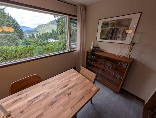 Newly Renovated Shuswap Lake Cabin Multi-Family Retreat Sleeps 12 in Blind Bay (BC)