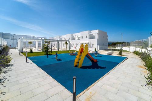 Lujoso chalet con jardín privado a 300 metros de la playa (Lujoso chalet con jardin privado a 300 metros de la playa) in Fuente del Gallo Beach