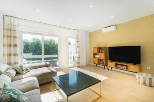 Lujoso chalet con jardín privado a 300 metros de la playa (Lujoso chalet con jardin privado a 300 metros de la playa) in Fuente del Gallo Beach