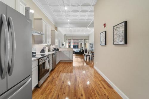 Hip Dtwn Apt With Arcade And Gym - image 2