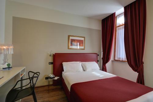 Standard Queen Room image 6