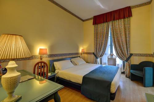 Standard Queen Room image 5