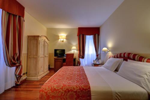 Superior Queen Room image 3