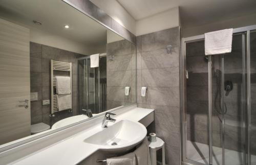 Superior Queen Room image 4